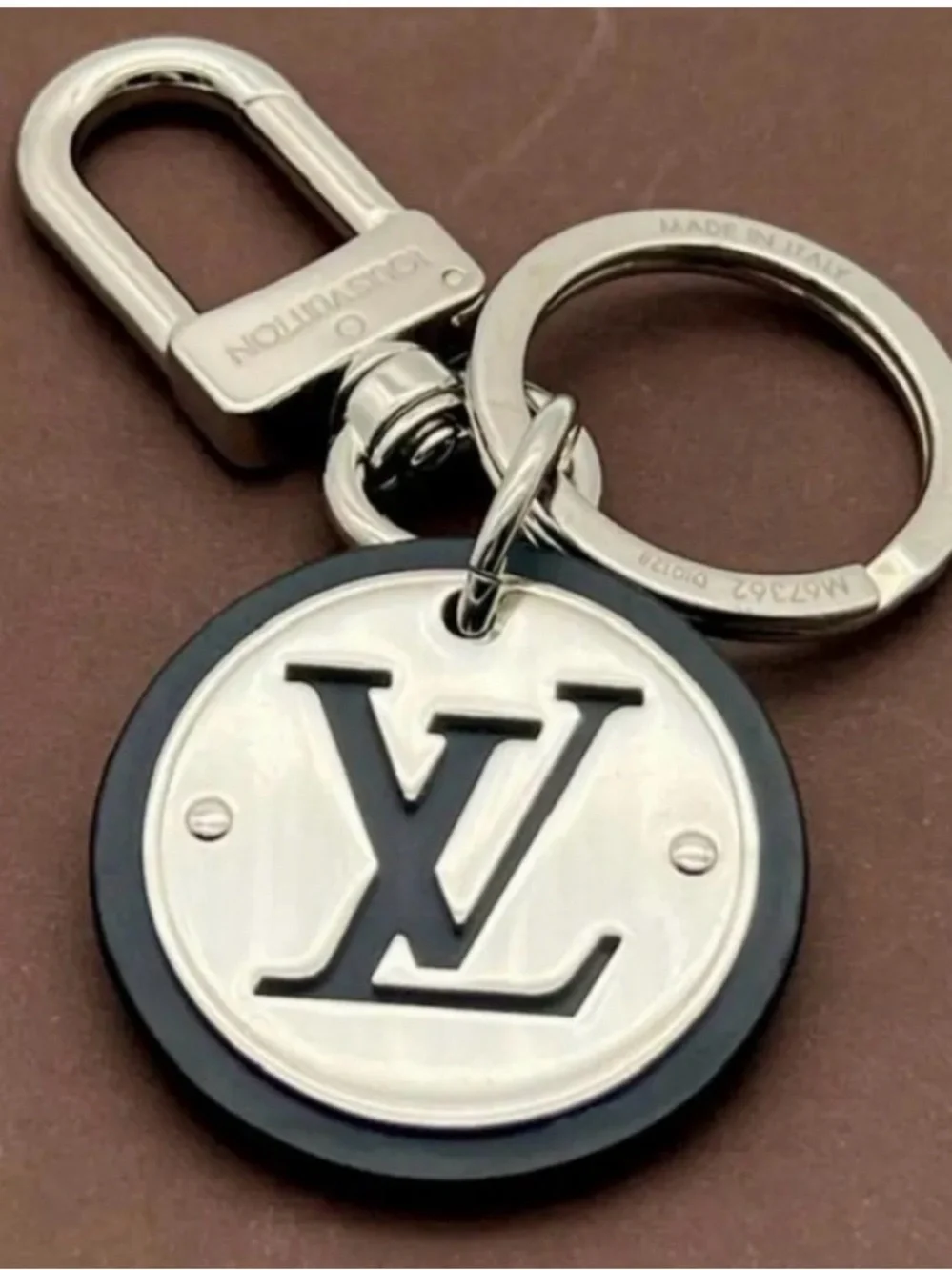 Louis Vuitton Silver & Black Round LV Key Holder. 9/10 condition. Super clean